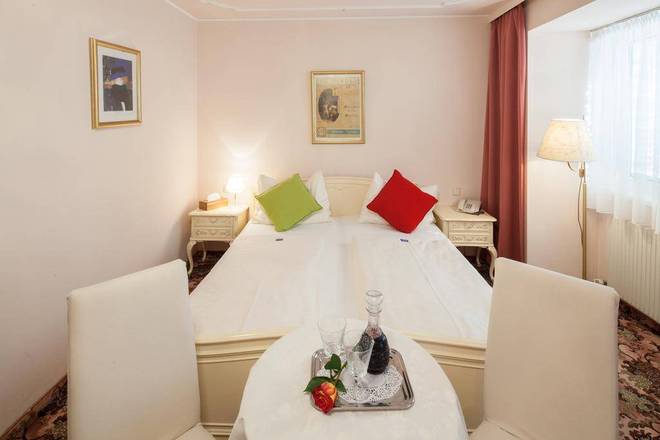 Aviano Pension, Vienna